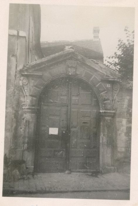 portail d’accès sur rue à la cour intérieure