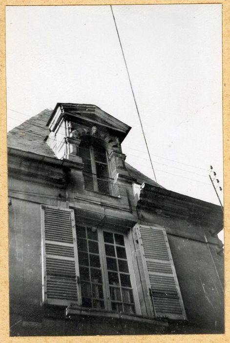 façade sur rue, détail d’une lucarne