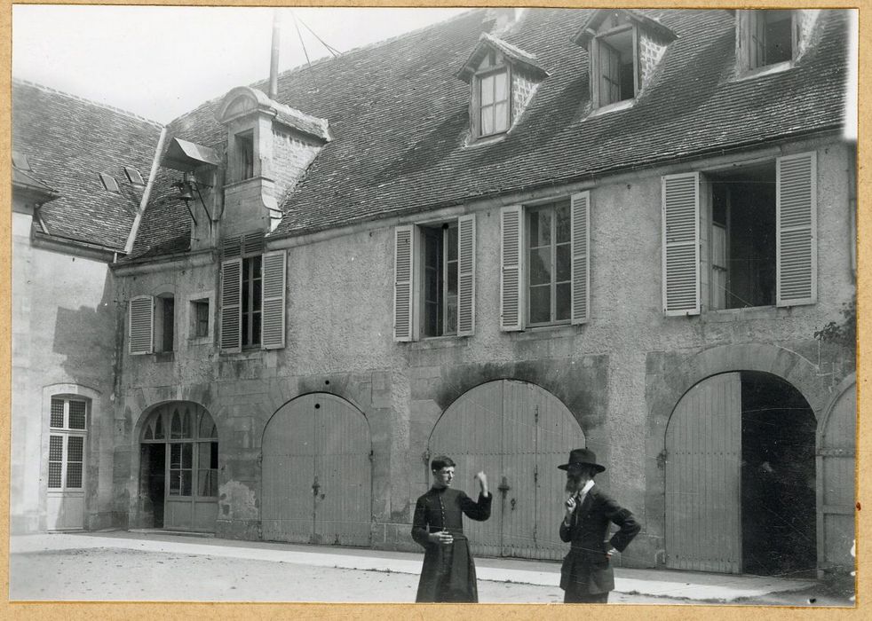 façade sur cour du bâtiment monastique