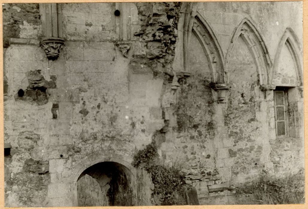 vestiges de l’église, pignon orienté nord, détail