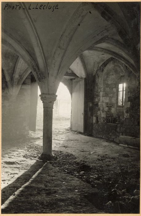 bâtiment monastique, une des salles du rez-de-chaussée, vue partielle