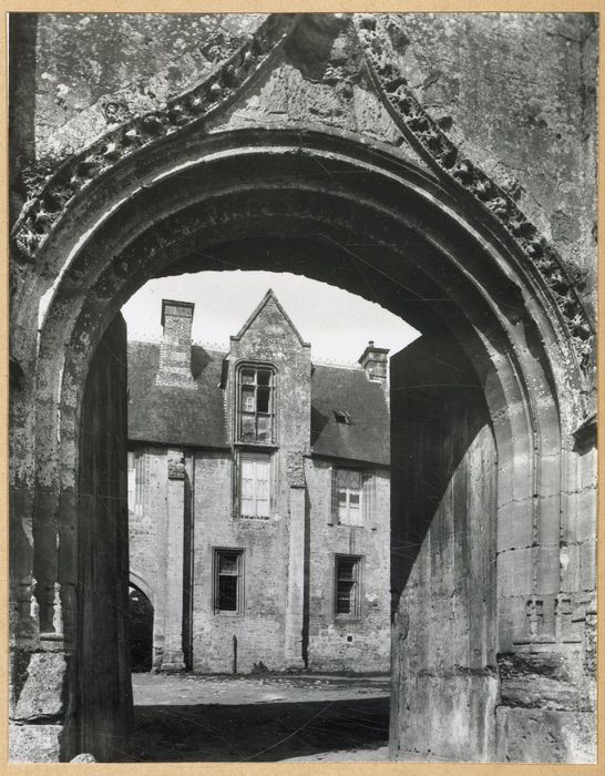 façade sud du logis depuis la porterie, vue partielle