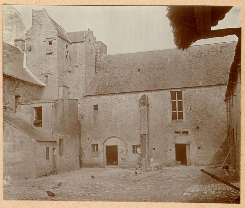 aile ouest, façade est sur la cour intérieure