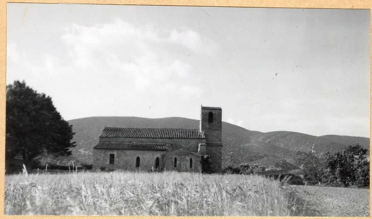 vue générale de l’église dans son environnement depuis le Sud