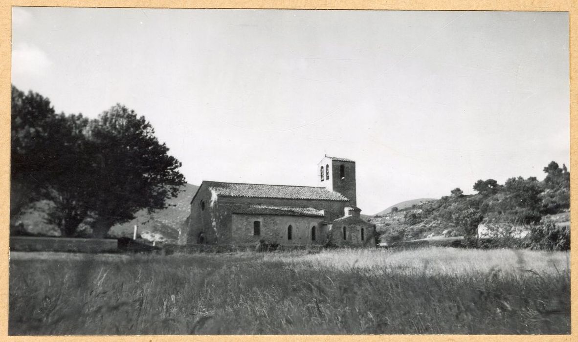 vue générale de l’église dans son environnement depuis le Sud