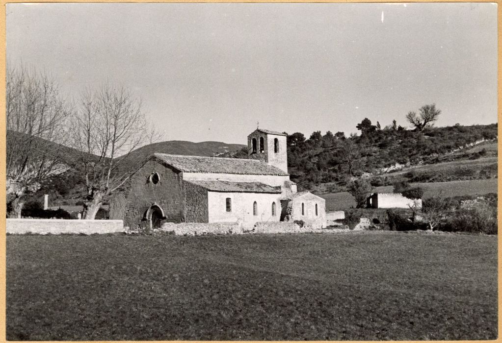 vue générale de l’église dans son environnement depuis le Sud-Ouest