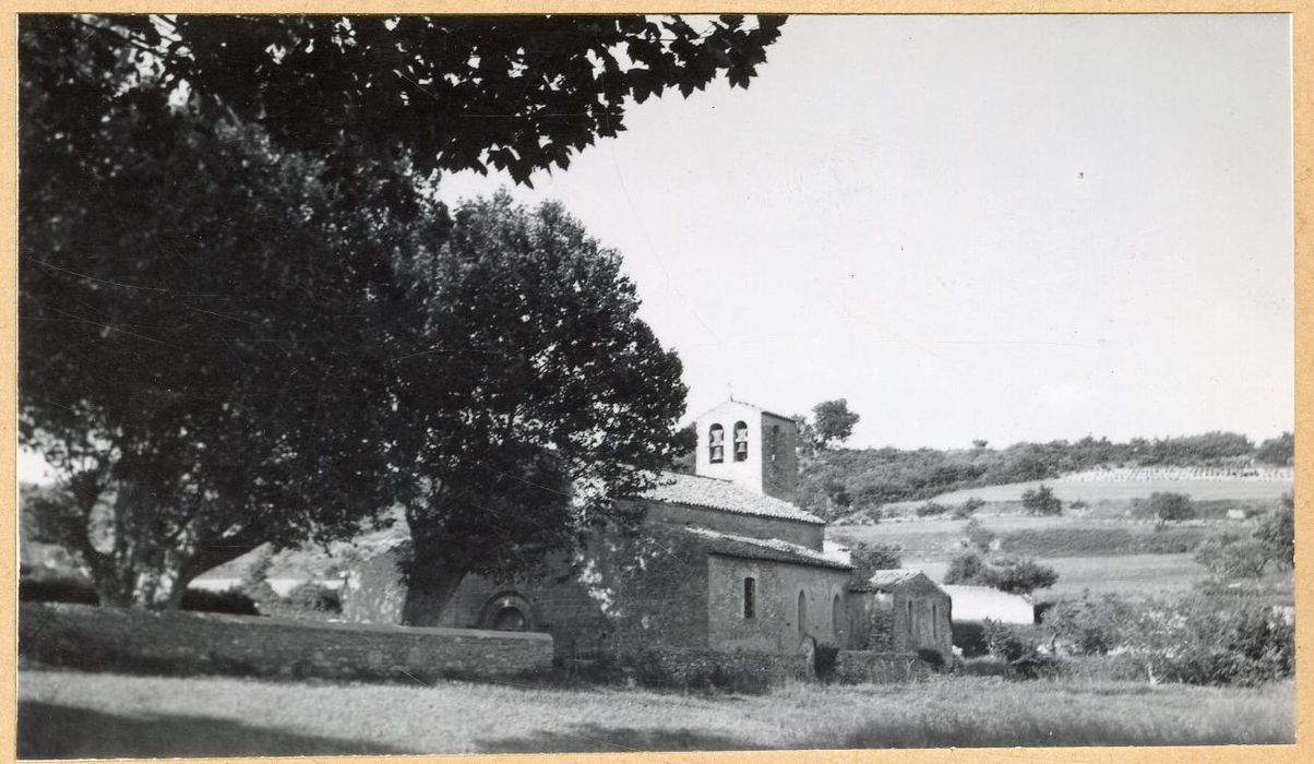 vue partielle de l’église dans son environnement depuis le Sud-Ouest