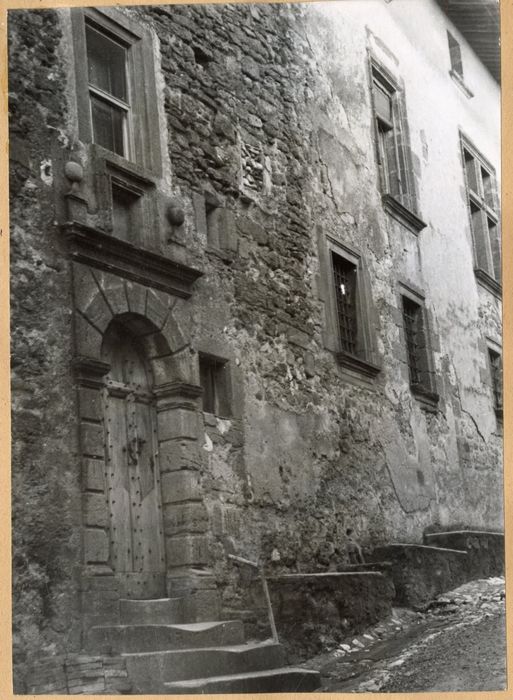façade sur rue, porte d’accès