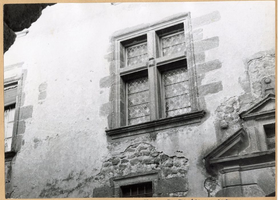 façade sur rue, détail d’une baie à meneaux