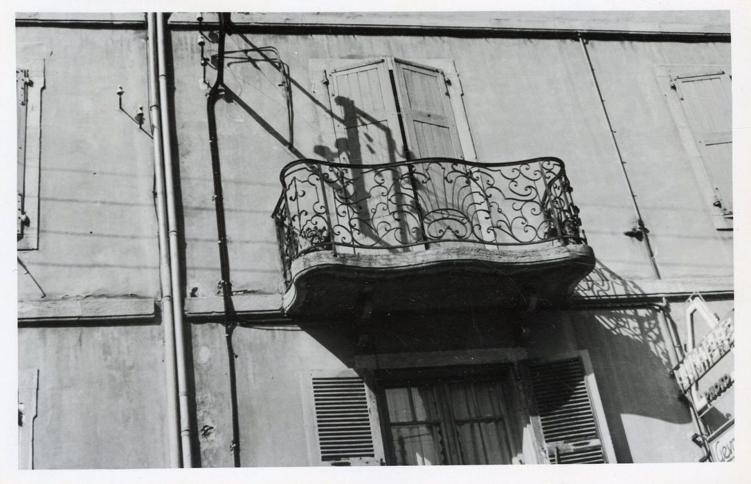 façade sur rue, détail du balcon