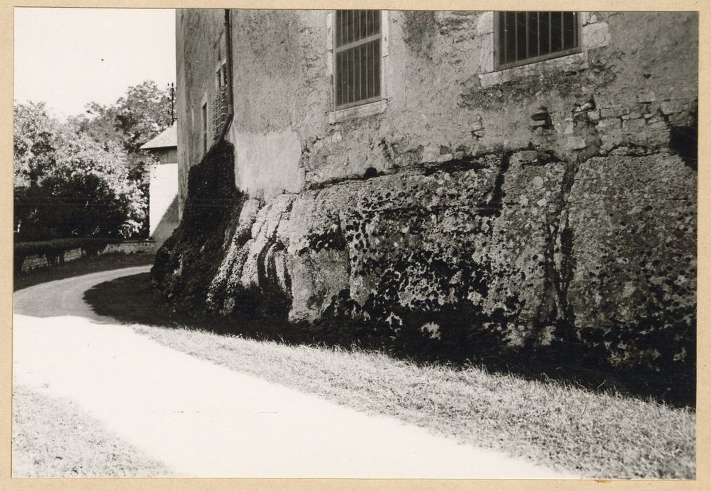 façade nord, détail des maçonneries reposant sur le rocher