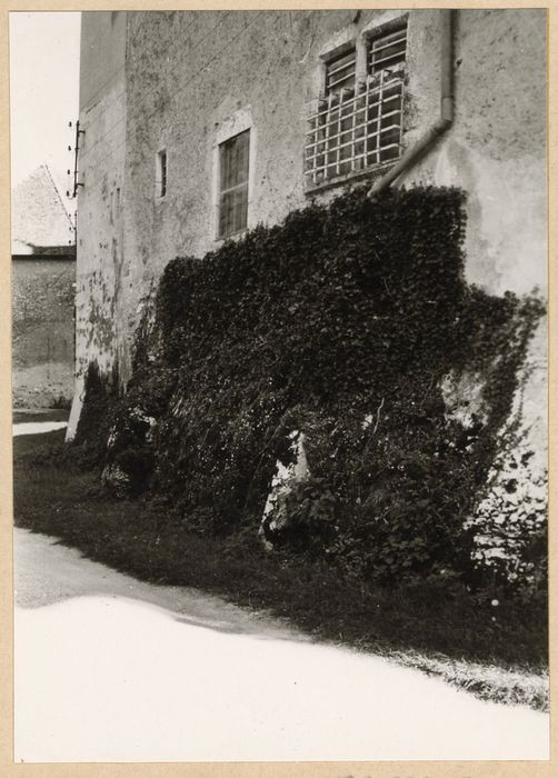façade nord, détail des maçonneries reposant sur le rocher