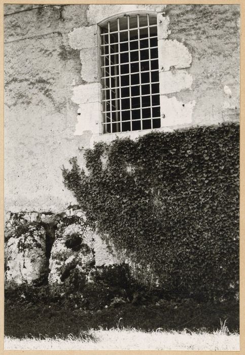 façade nord, détail d’une baie grillagée