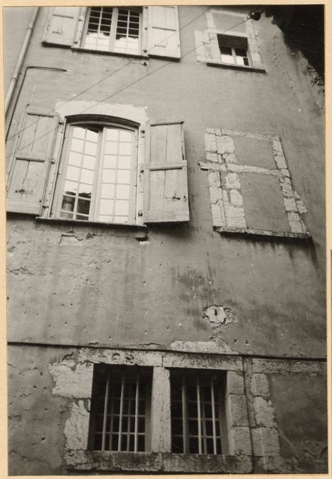 cour intérieure, vue partielle des façades