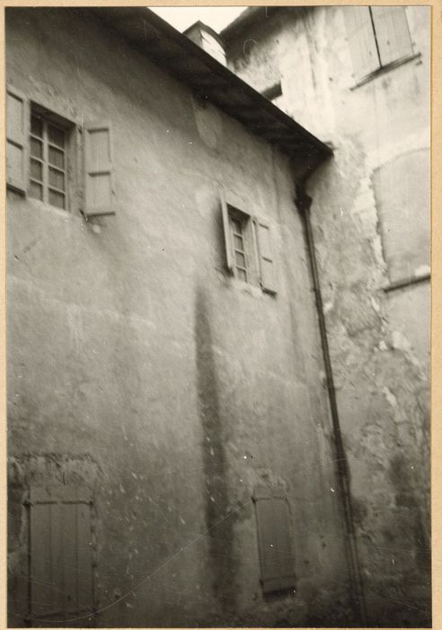 cour intérieure, vue partielle des façades