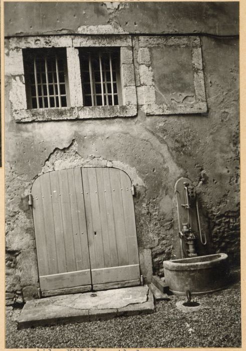 cour intérieure, porte d’accès aux caves (?)