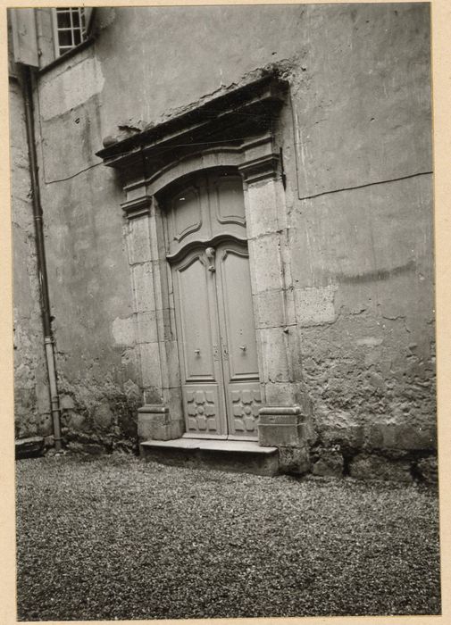 porte d’accès sur la cour intérieure