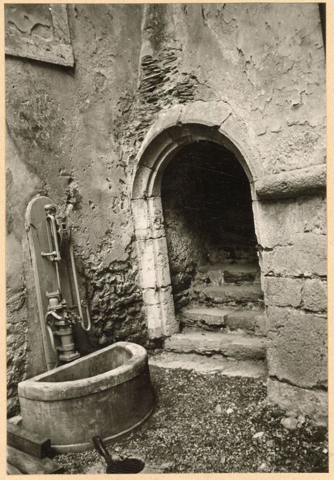 cour intérieure, porte d’accès