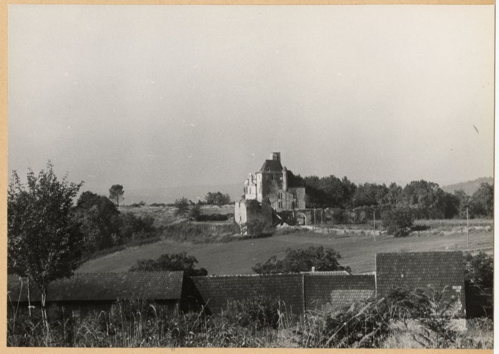 vue générale des bâtiments dans leur environnement depuis le Nord
