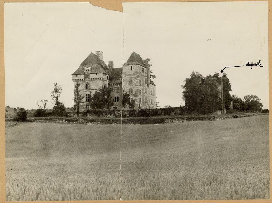 vue générale du château dans son environnement depuis le Sud