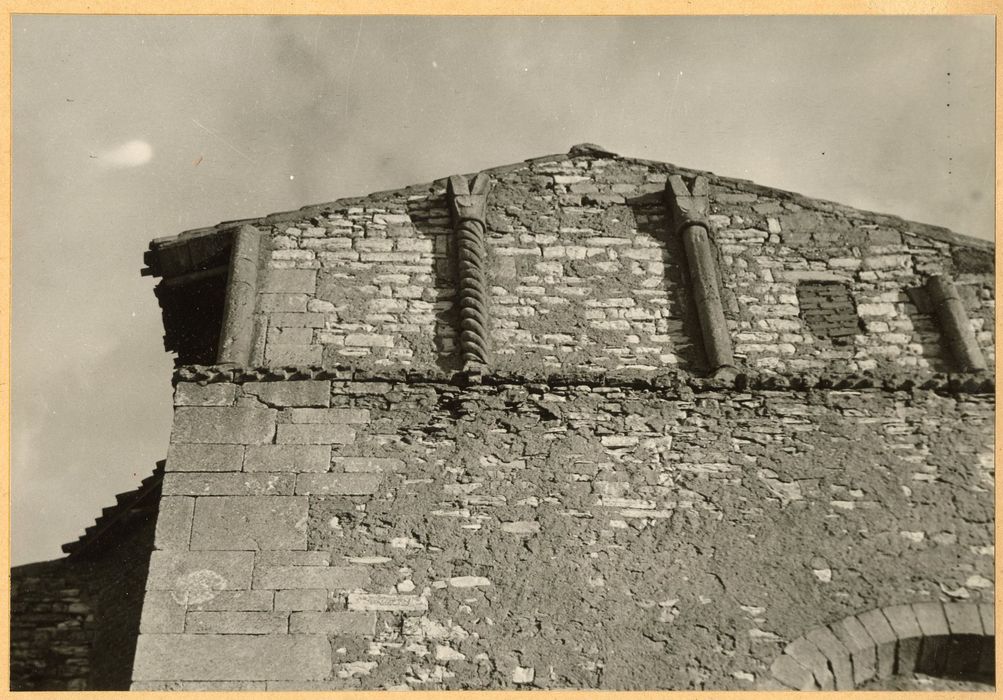 façade ouest, détail des décors de la partie supérieure