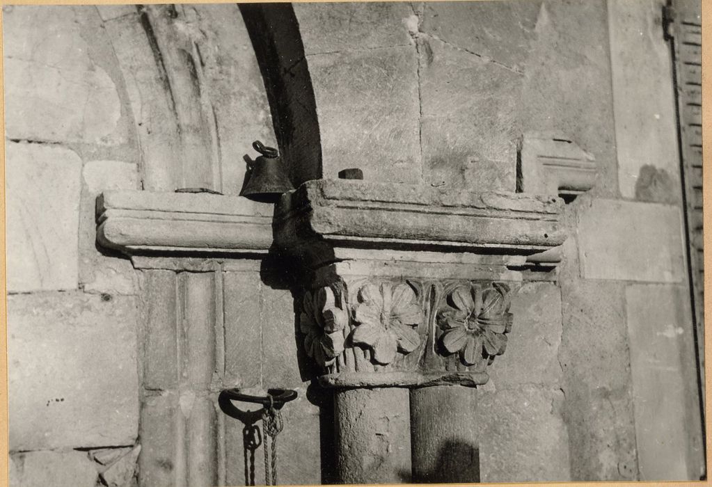 cloître, salle capitulaire, détail d’un chapiteau