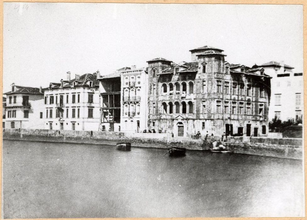 vue générale du bâtiment dans son environnement