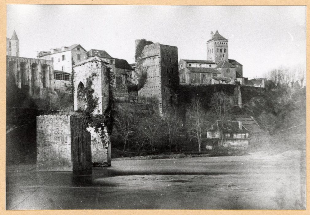 vue générale de l’église dans son environnement depuis le Sud-Ouest