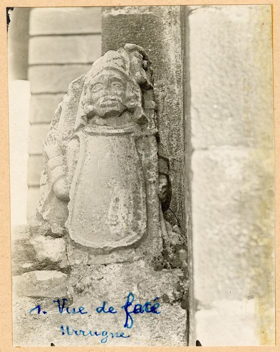 statue double encastrée à l’extrémité sud-ouest du clocher