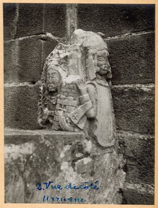 statue double encastrée à l’extrémité sud-ouest du clocher