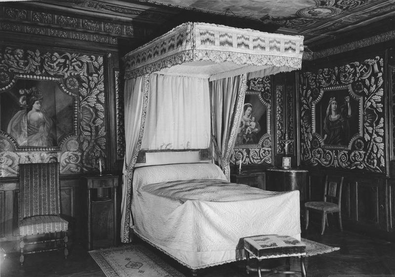 chambre lambrisée avec peintures aux quatre faces et au plafond, lit à baldaquin - © Ministère de la Culture (France), Médiathèque du patrimoine et de la photographie (objets mobiliers), tous droits réservés