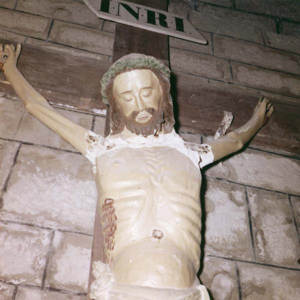 statue : Christ en croix, détail de la partie supérieure