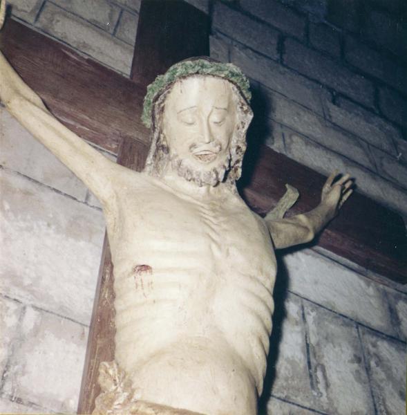 statue : Christ en croix, détail de la partie supérieur, vue de gauche