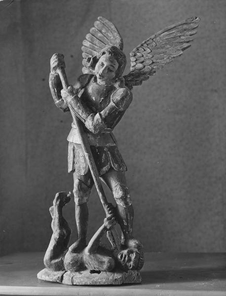 groupe sculpté : saint Michel terrassant le dragon