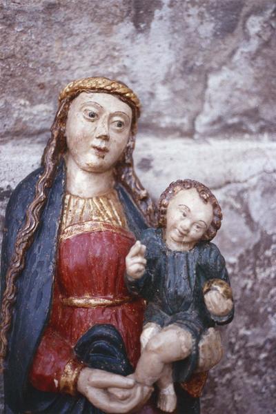 statue : Vierge à l'Enfant, détail de la partie supérieure
