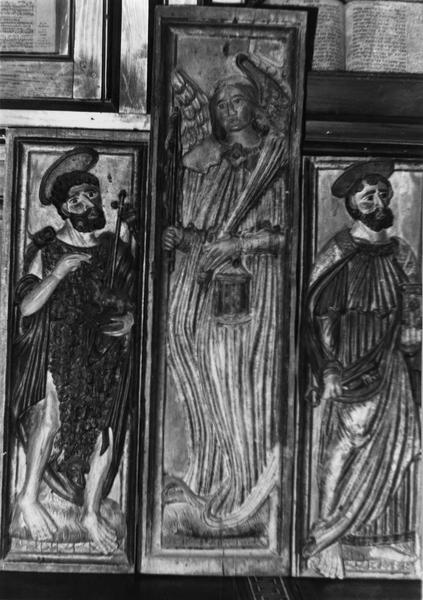bas-reliefs : ange encadré de saint Jean Baptiste et saint Pierre - © Ministère de la Culture (France), Médiathèque du patrimoine et de la photographie (objets mobiliers), tous droits réservés