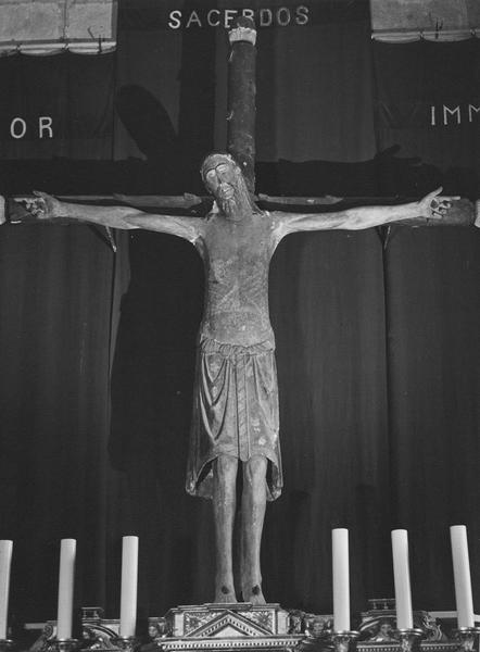 statue : Christ en croix