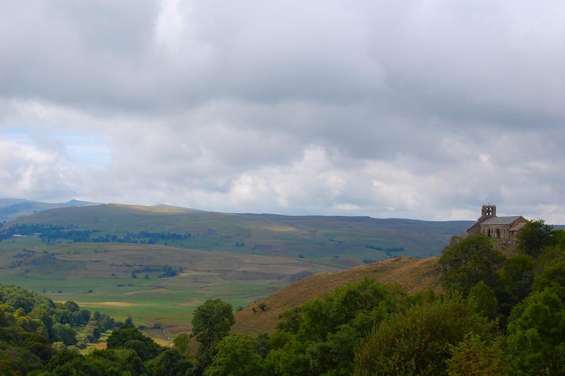 vue générale de l'église dans son environnement