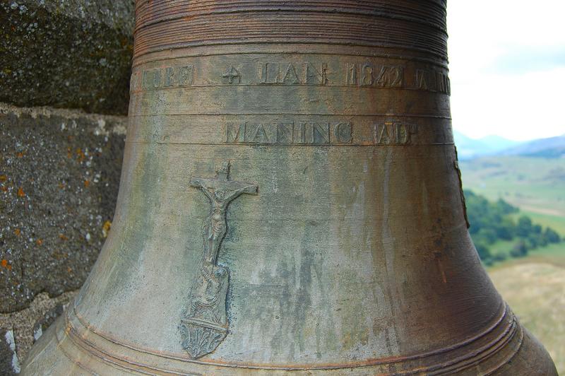 cloche, vue partielle de la jupe