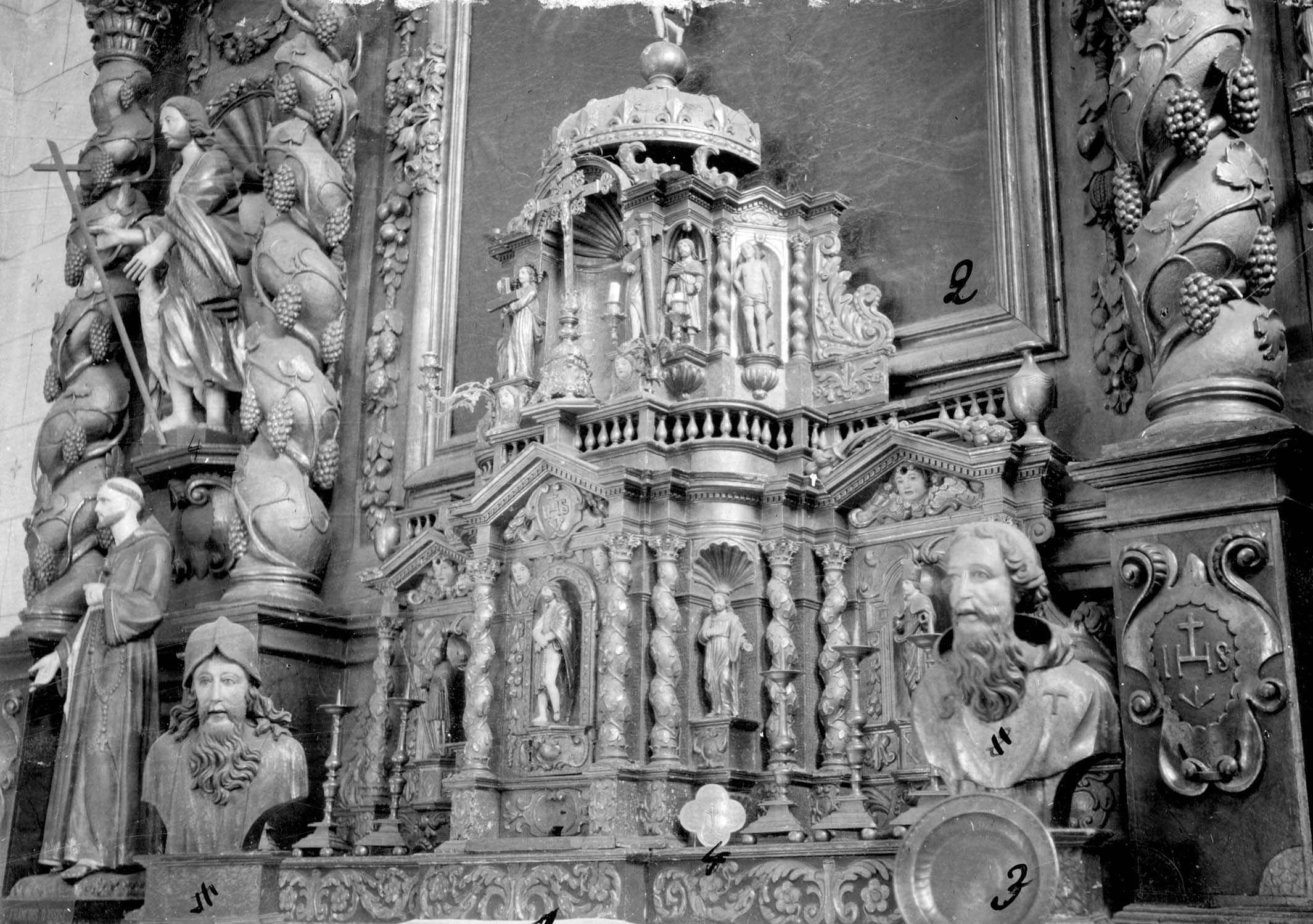 tabernacle, plat de quête, baiser de paix, vue générale