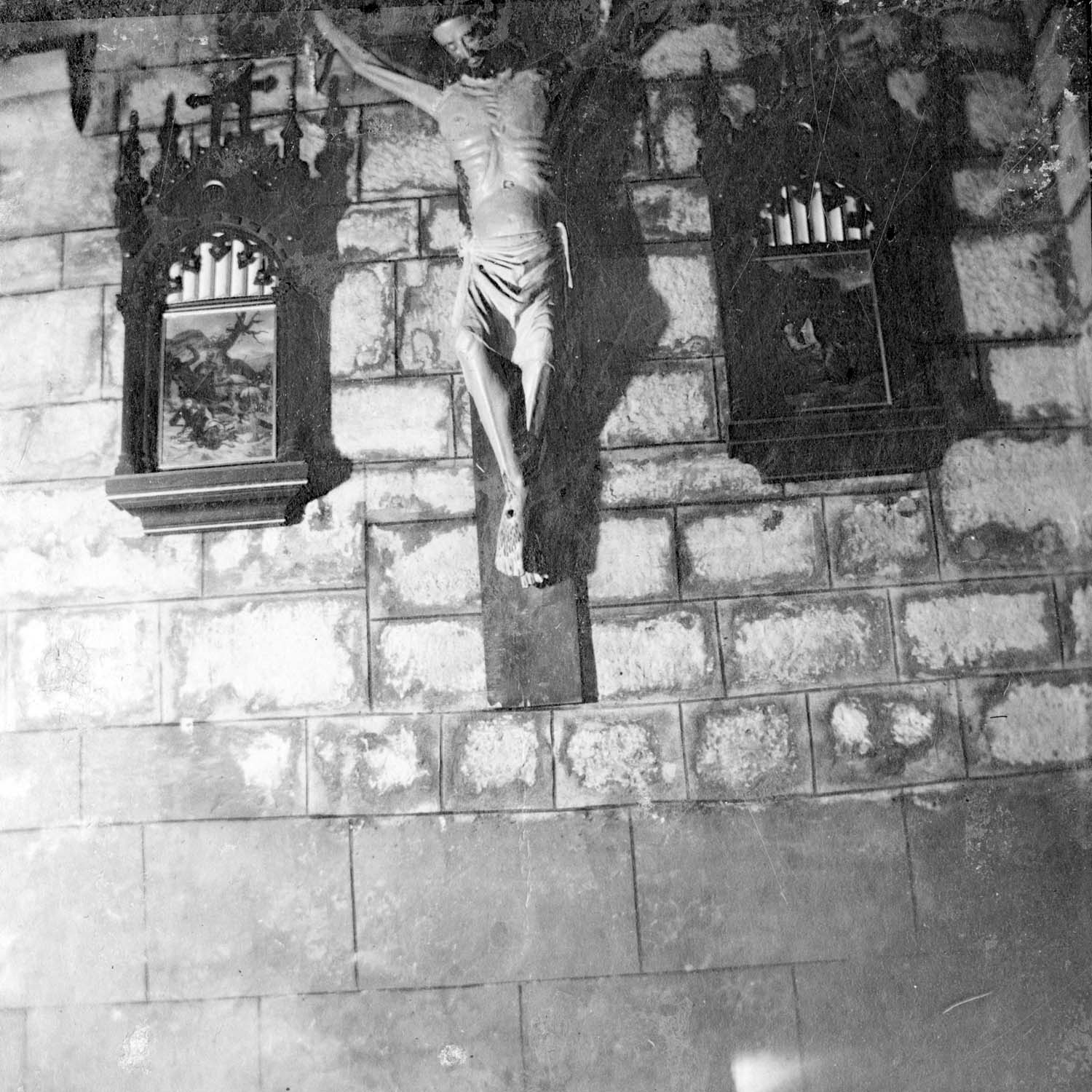 statue : Christ en croix, vue générale