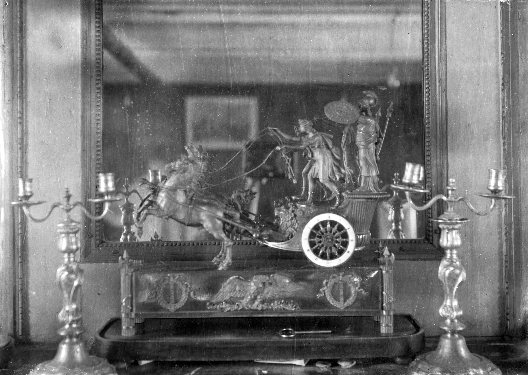 pendule style Empire, chandeliers, vue générale