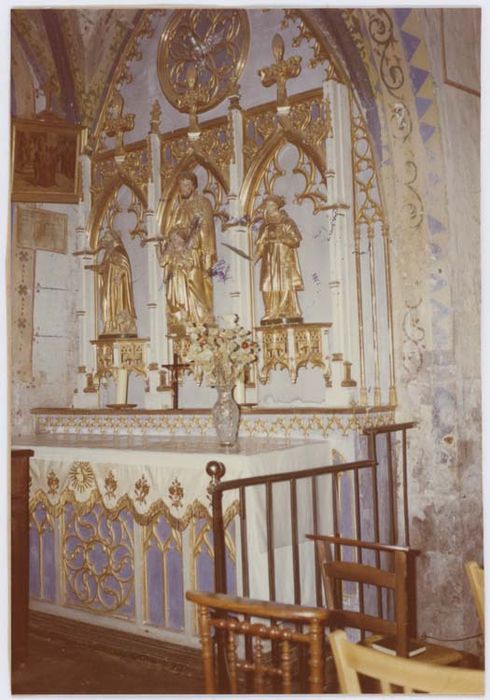 retable de la première chapelle gauche avec statues de saint Antoine et d’un diacre