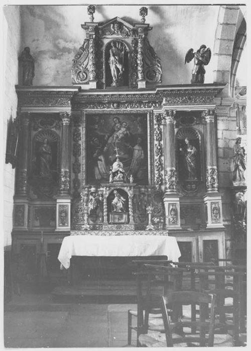 autel, retable, tabernacle, 5 statues : saint Jean-Baptiste, ange, saint Jean l'évangéliste, sainte Marguerite, sainte Marie-Madeleine, tableau : l'Institution du rosaire (autel secondaire du Rosaire)