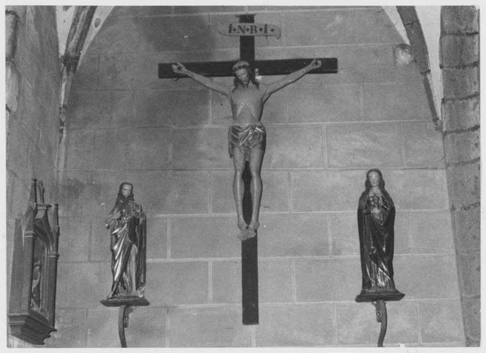 statues : Christ en Croix, saint Jean-Baptiste et sainte Marie-Madeleine