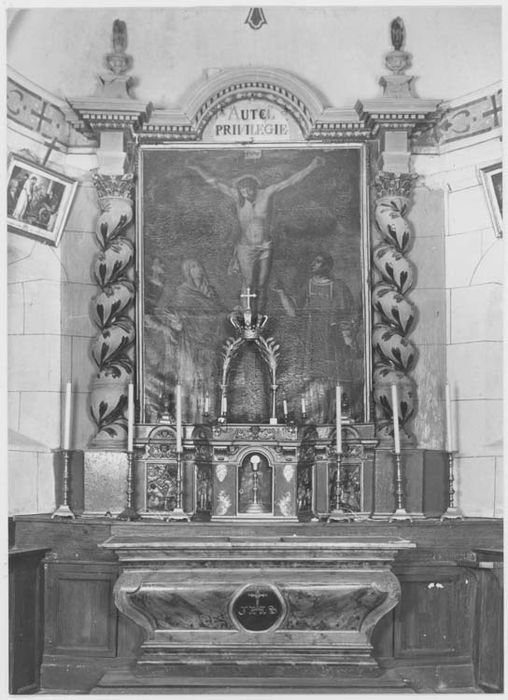 retable du maître-autel, ses six chandeliers (garniture d'autel) et son tableau : Crucifixion