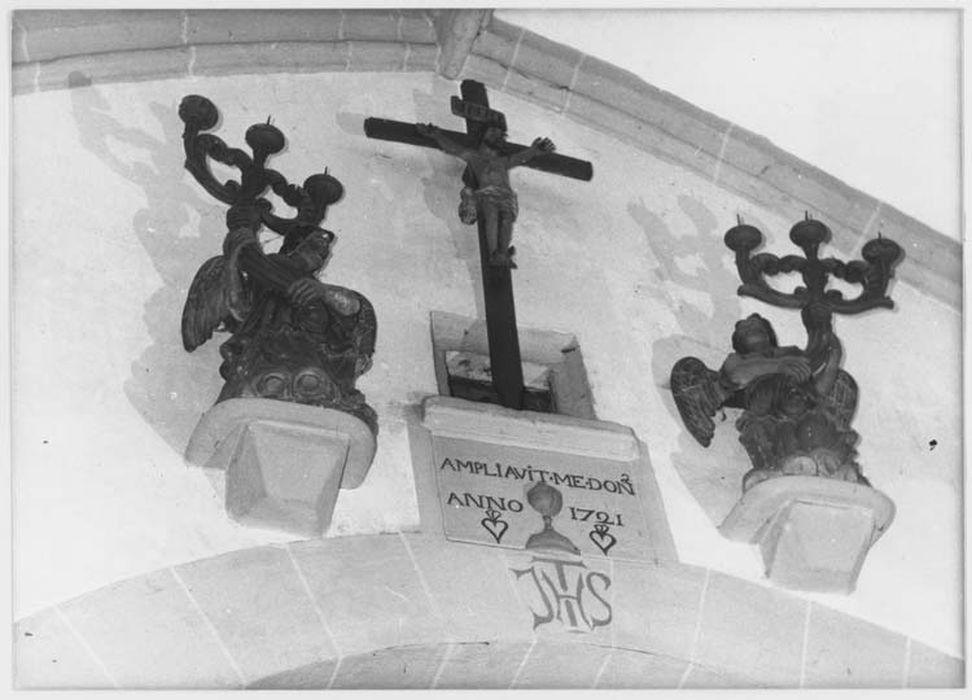statues de l’arc triomphal: Christ en croix entre deux anges adorateurs