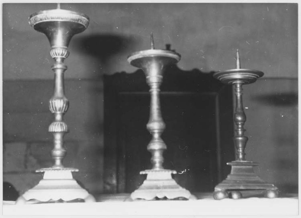 trois chandeliers d'église 