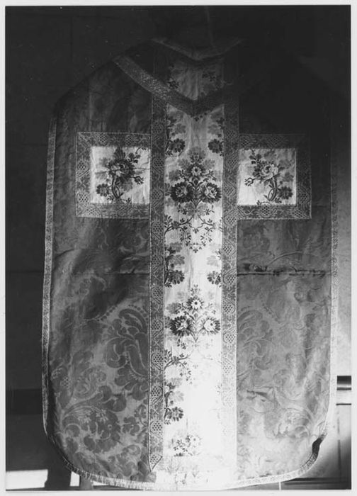 Ornement liturgique : chasuble, étole, manipule et voile de calice