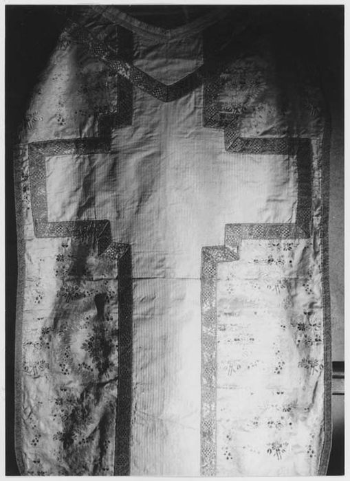 Chasuble, deux dalmatiques, deux étoles et bourse